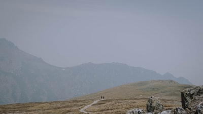 山脉中段的灰色道路